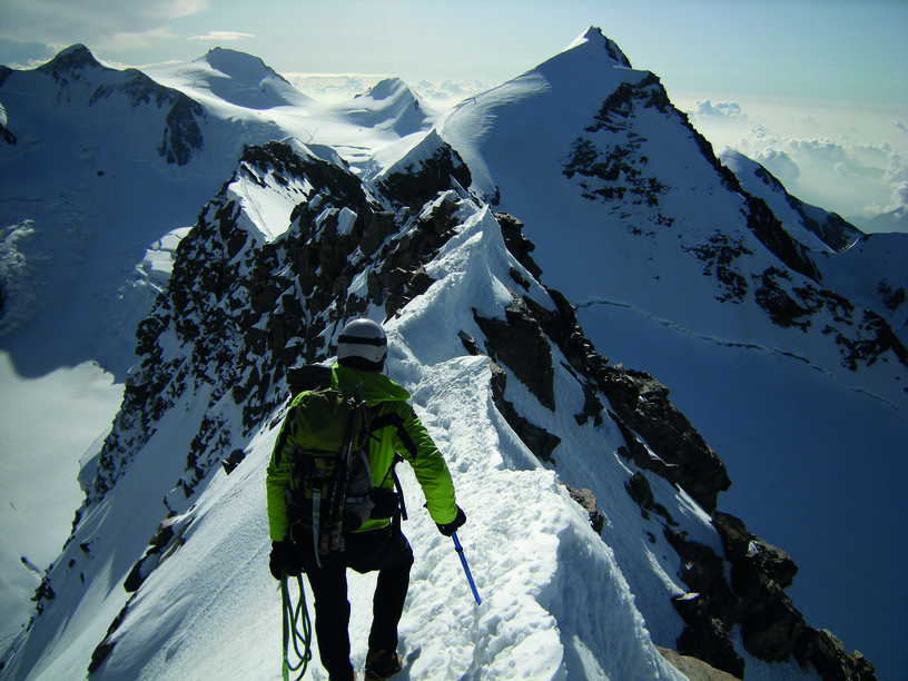 Image montagne enneigé avec alpiniste, dépassement de soi